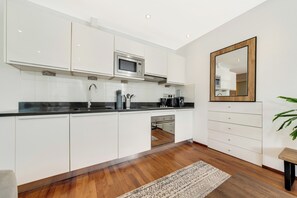 Microwave, oven, stovetop, coffee/tea maker - Cute 1 Bedroom Apartment in Marble Arch - 3 Mins from Nobu Hotel (London)