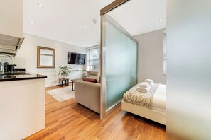 1 habitación, tabla de planchar con plancha, cuna de viaje y wifi 