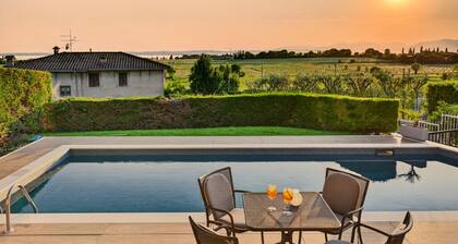 Regarda - Villa Celebrity with pool and stunning lake view