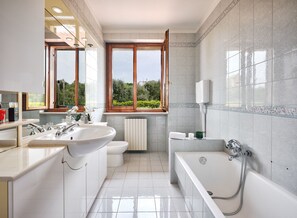 Dusche, kostenlose Toilettenartikel, Haartrockner, Handtücher