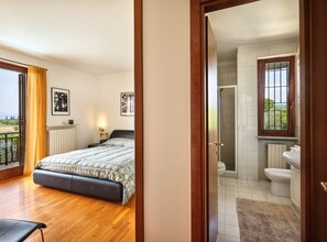 4 bedrooms, desk, iron/ironing board, free WiFi