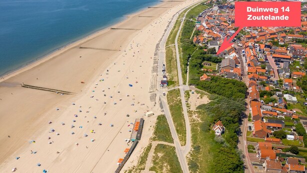 An aerial view of a beach with a row of houses and a sign indicating 'Dunweg 14 Zouteland'. - Cozy Holiday Home 3 Minutes From the Beach! (Zoutelande)