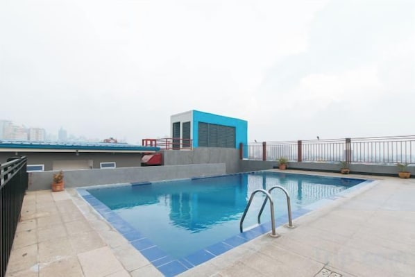 Pool - RedDoorz @ Melbourne Suites Makati (Makati)