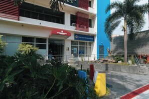 Exterior - RedDoorz @ Melbourne Suites Makati (Makati)