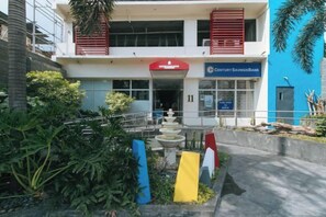 Exterior - RedDoorz @ Melbourne Suites Makati (Makati)