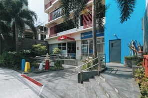 Exterior - RedDoorz @ Melbourne Suites Makati (Makati)