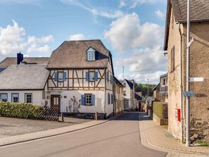 A narrow street lined with traditional half-timbered houses, a clear sky, and a pedestrian pathway. - Tranquil Getaway in Scenic Roes (Roes)