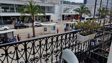 Chambre avec lits jumeaux, balcon, vue ville | Bureau, chambres insonorisées, Wi-Fi gratuit