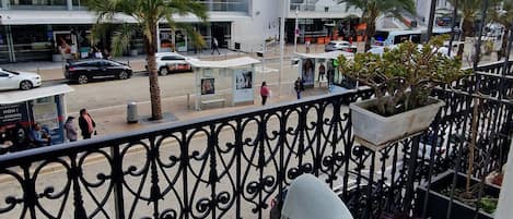 Chambre avec lits jumeaux, balcon, vue sur la ville | Bureau, systĂšme dâinsonorisation, accĂšs au Wi-Fi (inclus)