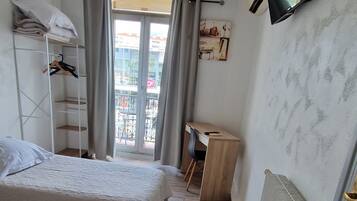Twin kamer, balkon, uitzicht op stad | Een bureau, geluiddichte muren, gratis wifi