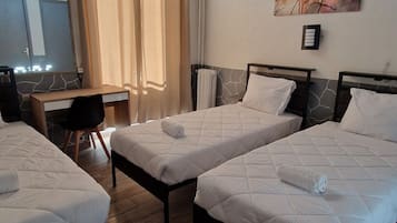 Triple Room | Desk, soundproofing, free WiFi