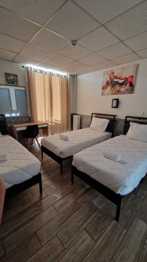 Escritorio, sistema de insonorización y wifi gratis