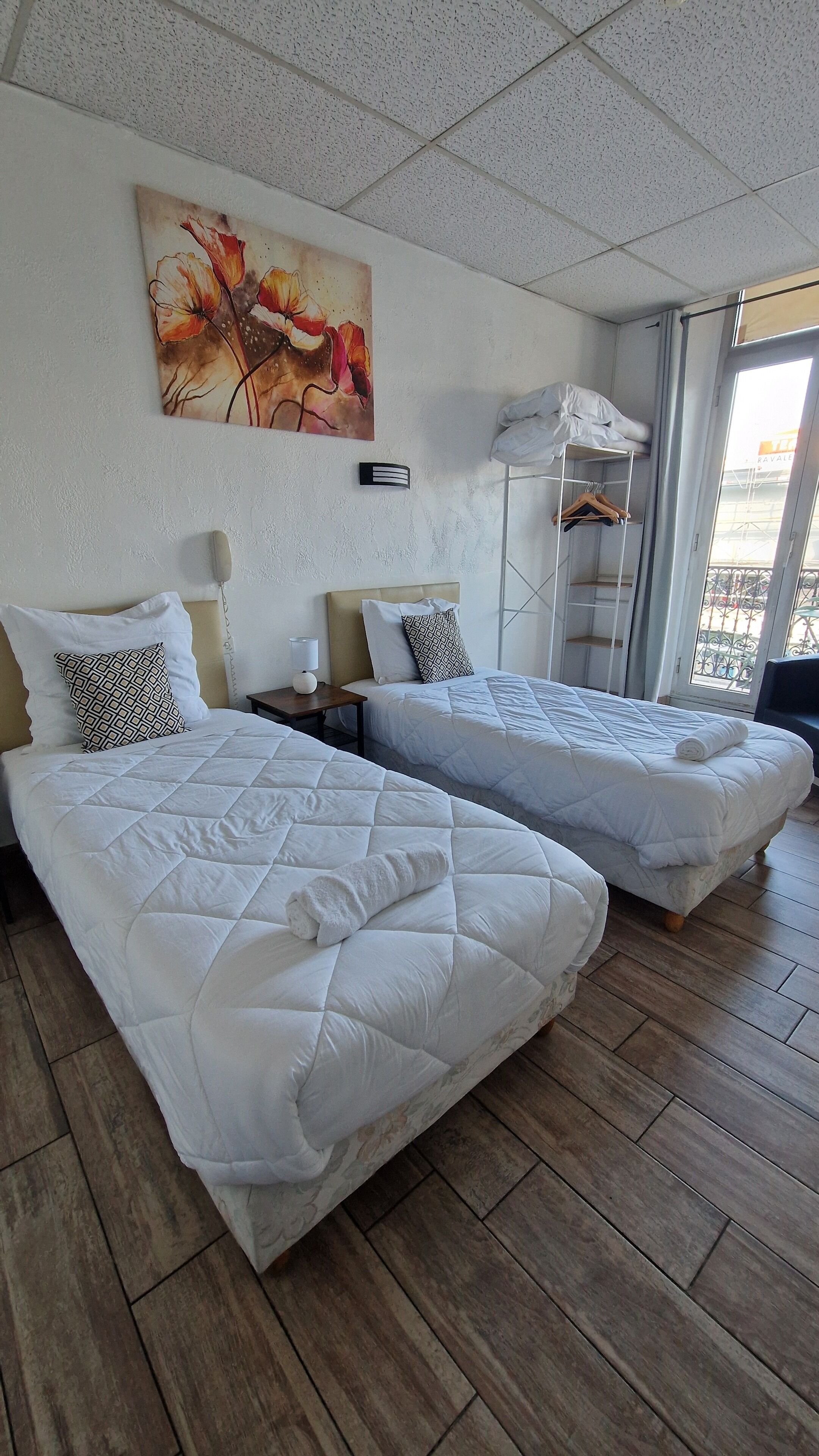 Twin Room, Balcony, City View | Desk, soundproofing, free WiFi