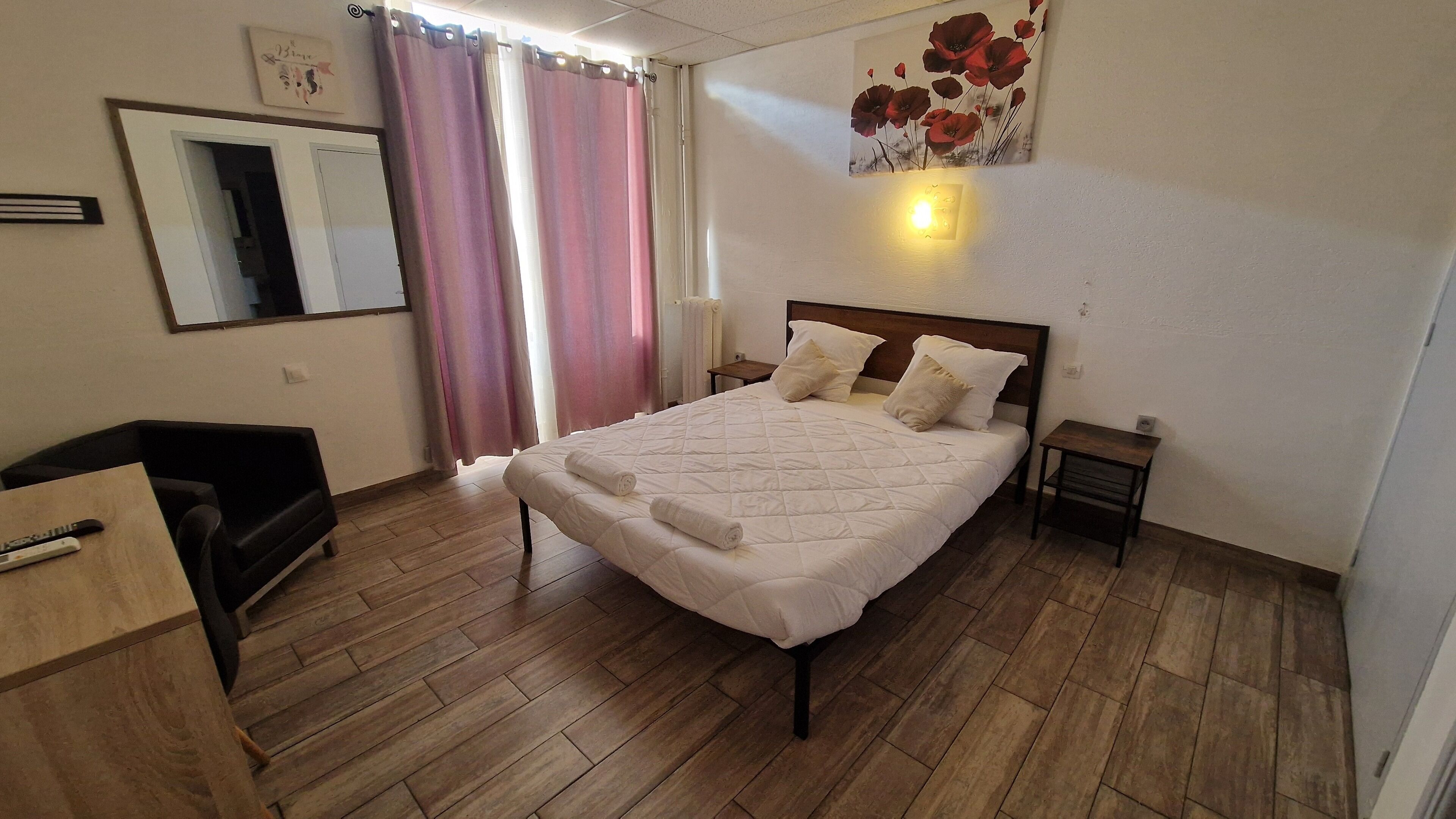Comfort Double Room | Desk, soundproofing, free WiFi