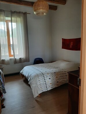 5 bedrooms, iron/ironing board, WiFi, bed sheets