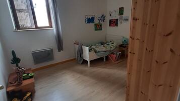 5 chambres, fer et planche à repasser, Wi-Fi, draps fournis