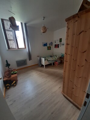 5 bedrooms, iron/ironing board, WiFi, bed sheets - Ancien Corps de Ferme Rénové au Pied des Montagnes, Idéal Pour les Familles (La Pierre)