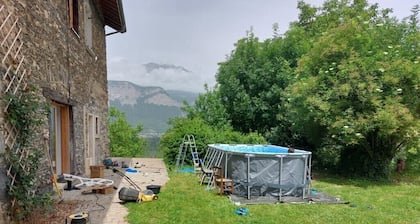 Ancien corps de ferme rénové au pied des montagnes, idéal pour les familles
