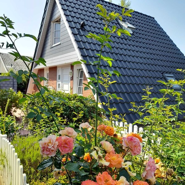 Exterior detail - Sehr Schönes Ferienhaus mit Garten in Ruhiger Lage, nur 700m vom Strand Entfernt (Cuxhaven)