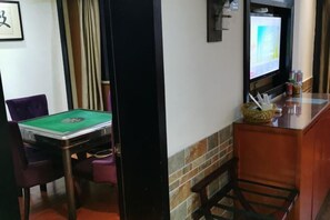 Quarto com mesa de bilhar, televisão e área de bar.