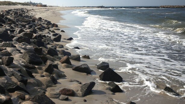 A rocky beach with waves crashing onto the shore. - Ostseeliebe Comfortable Holiday Residence (Schönberg)