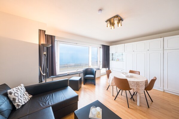 Living room - Cosy Studio With Sleeping Area and sea View (Middelkerke)