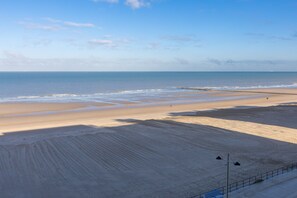 Beach - Cosy Studio With Sleeping Area and sea View (Middelkerke)