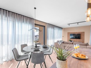 Villa | Dining - Apartment in Istria With Sea View & Bubble Bath (Brtonigla)