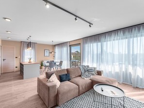 Villa | Living area - Apartment in Istria With Sea View & Bubble Bath (Brtonigla)