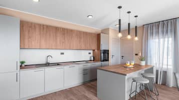 Vila | Cozinha privada | Chaleira elétrica, torradeira, talheres/pratos/utensílios de cozinha