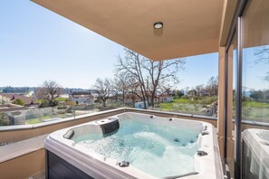 Outdoor spa tub - Apartment in Istria With Sea View & Bubble Bath (Brtonigla)