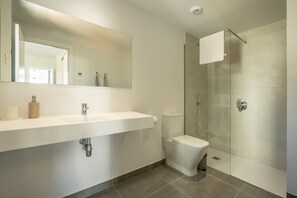 Douche, sèche-cheveux, serviettes fournies