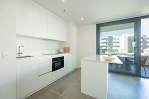 Refrigerador, microondas, horno y lavavajillas 