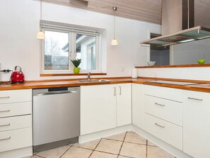 House | Private kitchen - 4 Star Holiday Home in Orsted (Ørsted)