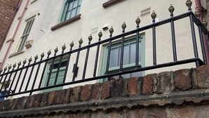 A multi-story building with a brick base and a cream-colored upper section. - Historic Old Town Home with Views and free parking (Kingston upon Hull)