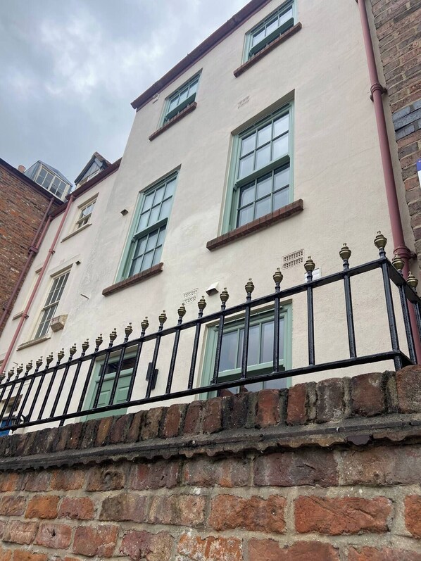 Exterior detail - Four bedroom house with free parking in Hull old town, buzzing night life (Kingston upon Hull)
