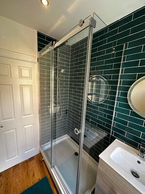 Towels - Four bedroom house with free parking in Hull old town, buzzing night life (Kingston upon Hull)