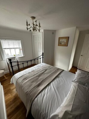 4 bedrooms, iron/ironing board, free WiFi, bed sheets - Four bedroom house with free parking in Hull old town, buzzing night life (Kingston upon Hull)