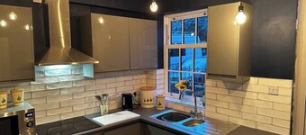 Grammar School Yard four bedroom free parking