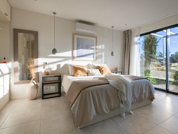 Căn hộ | 2 phòng ngủ, trang bị nội thất với thiết kế riêng biệt