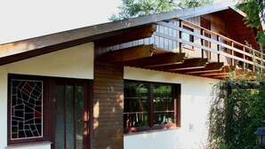 A modern house with a wooden balcony, large windows, and a number '15' on the door. - Waldhaus No.15 Modern Retreat (Monkebude)