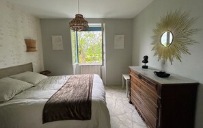 4 bedrooms, desk, iron/ironing board, travel cot - La Clé des Champs in Barbat, Nature-Filled Home with Pool in a Wooded Park (Savignac)