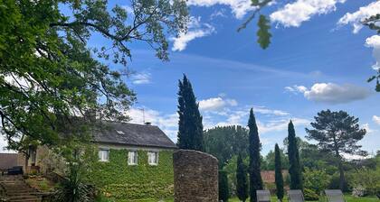 La Clé des Champs in Barbat, Nature-Filled Home with Pool in a Wooded Park