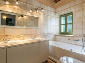 Villa | Badkamer | Een bad