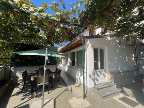 Outdoor dining - Spacious holiday apartment in Medulin, 5 min. to the sea and sand beach Bieca!.. (Medulin)