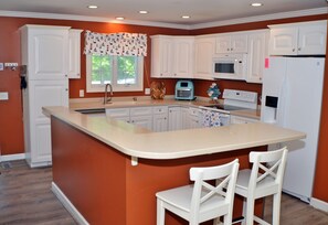 Fridge, microwave, oven, stovetop - West Ocean City Townhouse Close to Everything! (Ocean City)