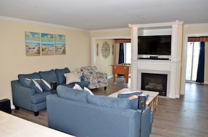 Smart TV, fireplace, table football - West Ocean City Townhouse Close to Everything! (Ocean City)