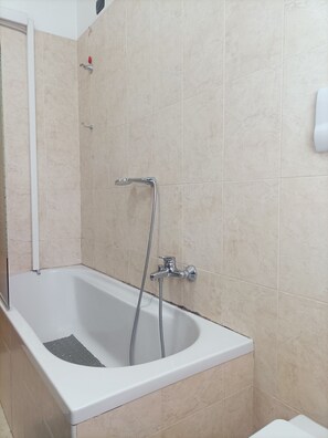 Haartrockner, Bidet, Handtücher, Seife