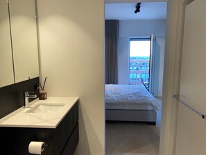 Departamento | 3 habitaciones, muebles diferentes y tabla de planchar con plancha 