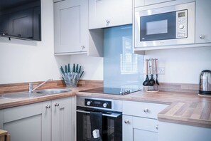 Fridge, microwave, oven, stovetop - Dolphin - 2 Bedroom Apartment - Saundersfoot (Saundersfoot)